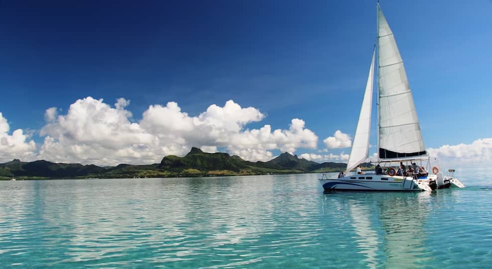 How to Book a Catamaran Cruise in Mauritius for a Private Tour